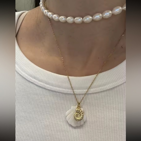 Ocean Gold Seashell White Shell 18K Gold Stainless Steel Waterproof Necklace - Picture 3 of 8